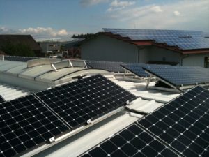 Photovoltaik Solaranlage – Flachdachanlage auf Industriebau mit Trapezblech erzeugt Solarstrom