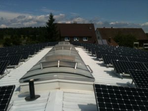 Photovoltaik Solaranlage – Flachdachanlage auf Industriebau mit Trapezblech erzeugt Solarstrom