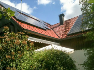 Photovoltaik Solaranlage mit Batteriespeicher – Privathaus in Peterzell erzeugt Solarstrom für den Eigenverbrauch